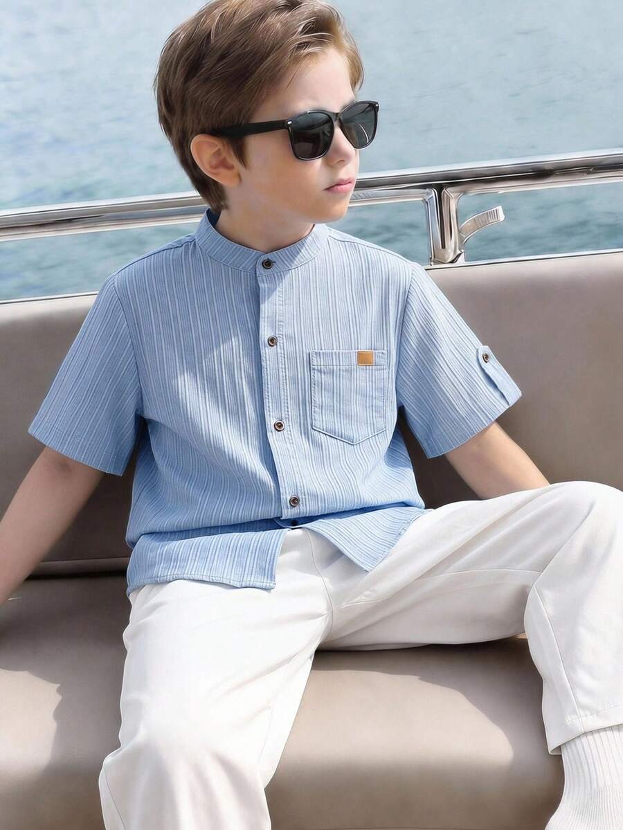 SHEIN Little Byeori 两件套男童休闲条纹领贴布短袖宽松衬衫和梭织长裤套装，舒适校园风，适合春夏季节、郊游、情人节、约会、旅行、度假、家庭聚会、返校、婚礼、晚宴、运动、生日派对等场合。