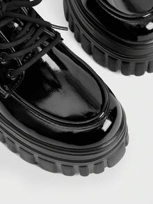 Sugerpunk Giày sandal cao gót nữ màu đen bóng, kiểu dáng nhỏ gọn, chất liệu PU, thích hợp cho mùa thu đông, đế dày, phong cách Anh, tăng chiều cao 7cm, gót mỏng, kiểu dáng muffin. - màu đen - Xem 4
