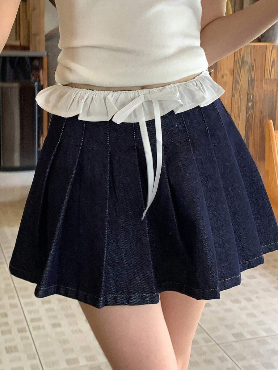 DAZY 女款夏季對比色拼接繫帶休閒學院風可愛短款牛仔迷你裙 返校季教師穿搭 海軍藍與白色 日常校園風 - 深色水洗藍 - 查看 1