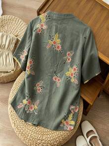 SHEIN Franclia 优雅V领短袖半开襟口袋印花女式衬衫，适合春、夏、秋、冬四季穿着，适合约会、优雅休闲通勤、女士度假上衣、商务办公着装、百搭时尚日常休闲穿着，尽显优雅气质，是海滩度假的理想之选，也是女士休闲上衣的完美搭配。 - 軍綠色 - 查看 2