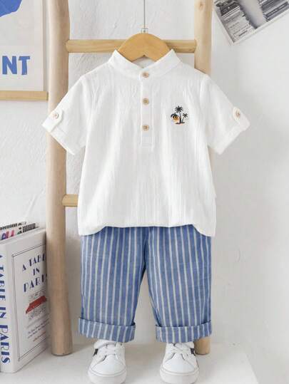 SHEIN Bộ đồ hè cho bé trai gồm áo sơ mi cổ bẻ trắng và quần sọc, trang phục lịch sự.