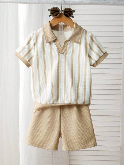 Souflis Souflis Bộ 2 món áo polo ngắn tay sọc vân vintage + quần short thường ngày cho bé trai mùa hè, phù hợp cho bé đi dạo hàng ngày, đi mẫu giáo, dã ngoại gia đình, giữ nét hồn nhiên trẻ thơ với sự tinh tế phù hợp