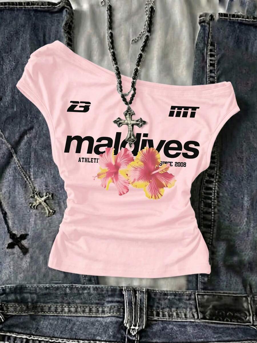 SHEIN Essnce 女款修身不對稱單肩抓皺短版上衣,休閒極簡運動街頭風百搭派對機場穿搭 Y2K 上衣,粉色花卉與英文字母學院風印花圖案,女款外出穿搭,女款夏季穿搭 - 彩色 - 查看 1