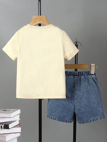 SHEIN 2件套男童休闲时尚杏色针织拼接牛仔圆领短袖上衣和松紧腰牛仔短裤套装，简约百搭，适合男孩春夏户外活动、度假等穿着。 - 淺色水洗藍 - 查看 12