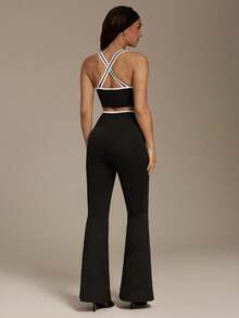 Silquee Bộ đồ thể thao nữ gồm áo tank top lửng lưng chéo và quần ống loe. - màu đen - Xem 2