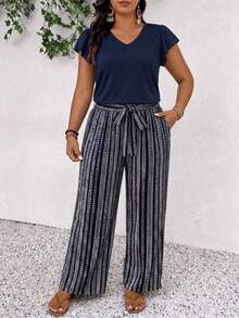 SHEIN Frenchy Bộ đồ hè cỡ lớn, kiểu dáng thường ngày, màu trơn, cổ chữ V, viền bèo nhún, gồm áo và quần. - Màu xanh hải quân - Xem 4
