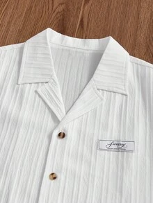 SWAVVY Bộ đồ nam gồm áo sơ mi ngắn tay in chữ và quần short, kiểu dáng thường ngày. - trắng - Xem 7