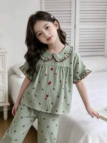 甜美少女风杏色上衣，饰以红色樱桃印花；短袖开衫，配有标志性的娃娃领；长裤，领口、袖口和下摆均饰有荷叶边，并以红色滚边点缀；休闲舒适的两件套家居服套装。 - 綠色 - 查看 6