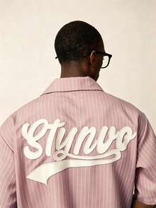 STYNVO Camisa de estilo casual y urbano americano para hombre, con bordado de letras y estampado de rayas, de corte holgado, para uso diario y verano - Rosa - Ver 5