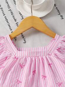 SHEIN Sparklyn Bộ 2 món cho bé gái, gồm áo tay phồng cổ vuông in họa tiết hoa cúc dễ thương và quần ống rộng thanh lịch. - Hồng - Xem 4