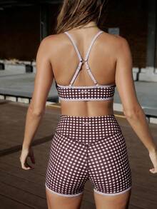 Aralina Bộ đồ thể thao năng động 2 mảnh dành cho nữ: Áo croptop ngắn in họa tiết kẻ caro với viền chấm bi tương phản và quần short tập gym. - Màu nâu Sô-cô-la - Xem 2