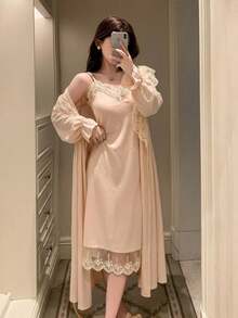 DAZY 2件組女款蕾絲拼接長款睡袍與細肩帶睡裙套裝，秋冬居家睡衣 - 粉色 - 查看 3