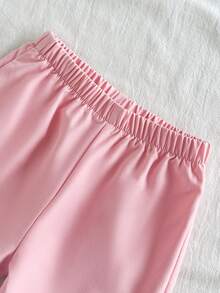 SHEIN Vintaside Kids 这款女婴春夏套装采用白色纯色提花面料，圆领无袖百褶裙式背心搭配彩色印花上衣，下身则为粉色弹力短裤，设计舒适简约。两件套风格休闲优雅，散发着法式乡村风情。宽松的版型适合日常外出、花园漫步、野餐、休闲放松以及参加派对等各种场合。 - 淺粉色 - 查看 10