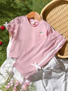 SHEIN 这款女宝宝春夏两件套包含一件粉色圆领短袖T恤和一条直筒裤。风格时尚、中性、甜美、活泼可爱，穿着舒适。采用宽松针织面料，正面饰有草莓印花，袖口和裤脚点缀白色蝴蝶结。适合日常外出、上学、运动、休闲放松以及参加聚会等各种场合。 - 粉色 - 查看 6
