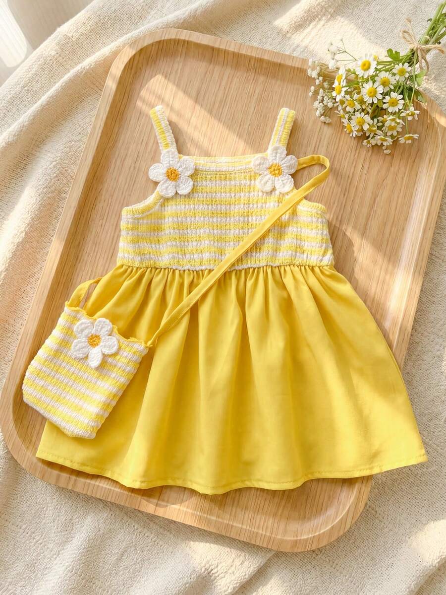 SHEIN Playful Pals 1件女婴夏季黄白条纹针织提花面料甜美清新花卉装饰吊带休闲连衣裙，配有同款斜挎包，宽松A字版型，适合休闲外出、家庭聚会、夏季野餐等场合。