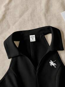 青少年女孩休閒運動通勤優雅純色V領 Polo 領馬術刺繡無袖 A 字洋裝，黑色 - 黑色 - 查看 5
