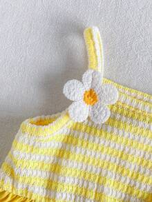 SHEIN Playful Pals 1件女婴夏季黄白条纹针织提花面料甜美清新花卉装饰吊带休闲连衣裙，配有同款斜挎包，宽松A字版型，适合休闲外出、家庭聚会、夏季野餐等场合。 - 黃色 - 查看 7