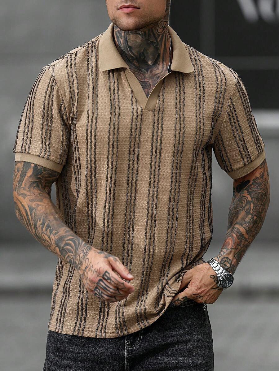 Manfinity CasualCool 男士V领针织竖条纹提花Polo衫,休闲日常穿着,送给丈夫/男友的礼物 - 卡其色 - 查看 1