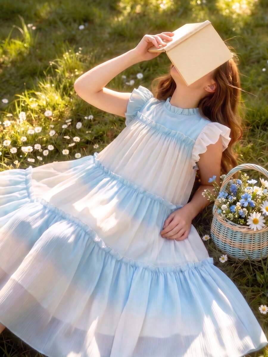 这款碎花印花长裙是少女夏季的时尚百搭单品。柔软亲肤的面料带来极佳的舒适感,清新的蓝白渐变碎花图案散发着复古的夏日气息,尽显少女的青春活力。宽松的A字廓形在视觉上修饰身材,适合日常出行或海滩度假,是今夏必备的少女风长裙。 - 彩色 - 查看 1