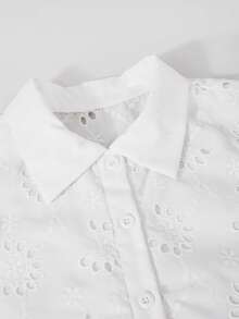SHEIN 这款女童两件套包括一件白色提花精梳针织短袖衬衫和一条短裤。独特的提花面料和宽松的短裤版型，穿着舒适，休闲时尚。短裤还带有内衬，防止走光。适合日常穿着、派对、度假等各种场合。 - 白色 - 查看 3