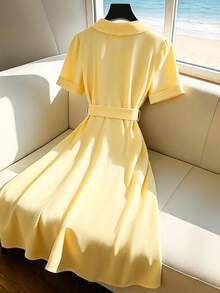 SHEIN Franclia Vestido camisero casual largo de mujer de manga corta con cuello vuelto, cintura con lazo y abotonadura sencilla, en color amarillo, de estilo elegante francés para uso diario - Amarillo claro - Ver 2
