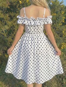 SHEIN 一件大童连衣裙，优雅甜美清新，少女风，适合派对、野餐、校园休闲度假、日常穿着。白色底黑色波点印花，露肩荷叶边设计，A字中长连衣裙，松紧腰身，飘逸廓形，面料柔软舒适，适合春夏各种场合，生日外出、玩耍聚会和日常穿着皆宜。轻盈不刺激皮肤的面料，让女孩们一整天都感觉轻松自在，魅力四射。 - 白色 - 查看 3