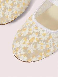 CUCCOO DOLLMOD Women's Shoes, Light Yellow, Round Toe Dew Heel Closed Toe Sandals, Flower Embroidered Mesh Yarn, Sweet And Cute, Comfortable, Soft And Breathable - Chrysanthemum - White - View 4