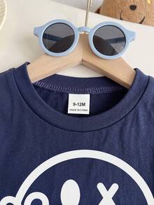 SHEIN Playful Pals 2件/套男嬰夏季度假臉部圖案圓領藍色短袖T恤與條紋鬆緊腰短褲套裝，嬰兒與幼童服裝，男嬰臉部T恤套裝，夏季穿搭，適用於6M-3T，海灘度假風，休閒度假風 - 彩色 - 查看 8