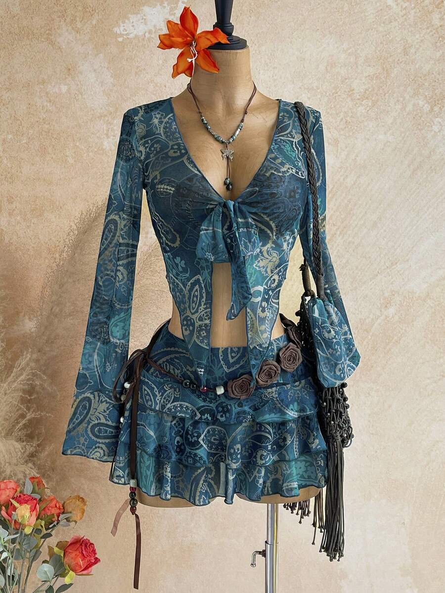Soleia 女款復古花卉與字母印花長袖綁帶罩衫 + 迷你裙 2件套，休閒度假穿搭，適用於約會、下午茶、海灘、郵輪、城市旅行、音樂節、派對、波希米亞風、嬉皮風、西部風、日常通勤 - 彩色 - 查看 1