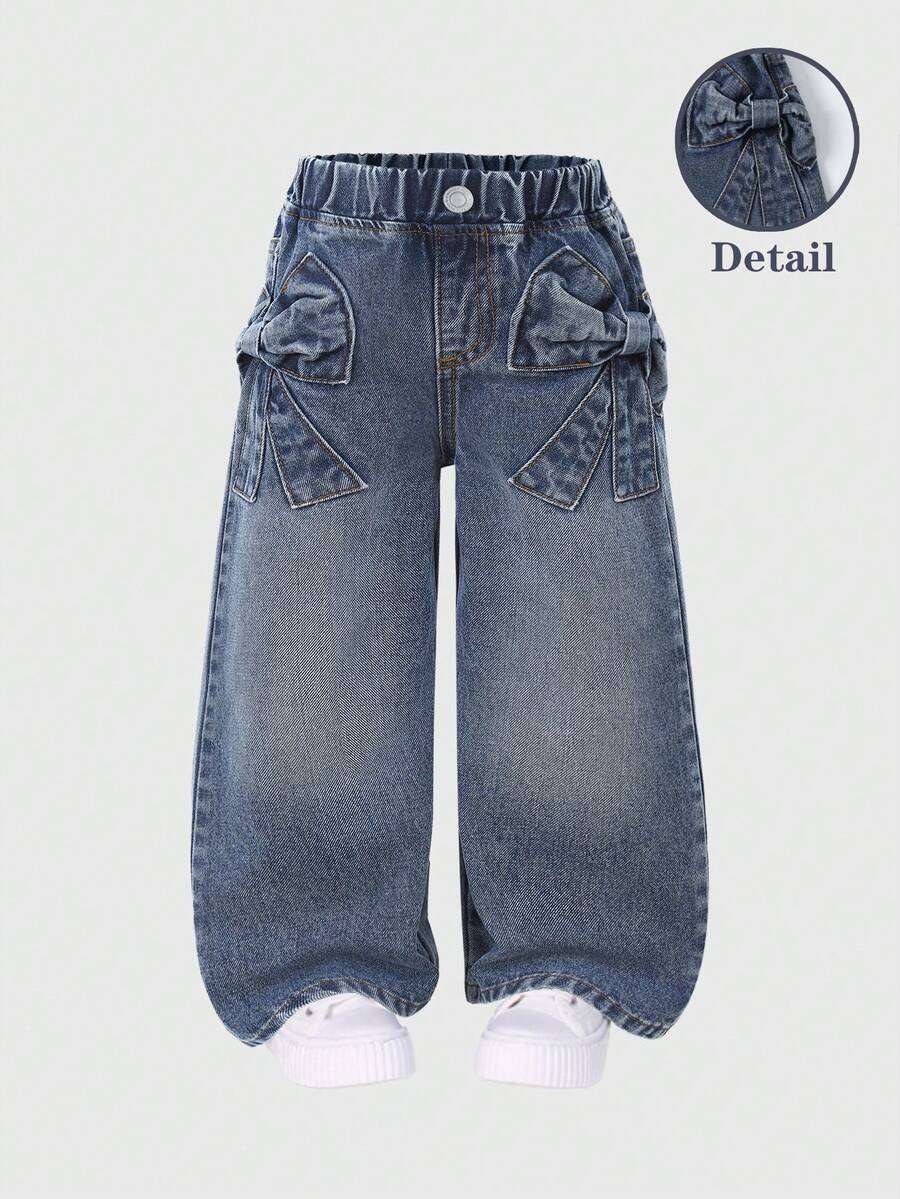 SHEIN Playful Pals Celana Jeans Denim Kasual Anak Perempuan, Serbaguna, Lucu, Motif Pita Jacquard, Saku, Nyaman, Longgar, Lurus, Warna Washed, Cocok untuk Pemakaian Sehari-hari