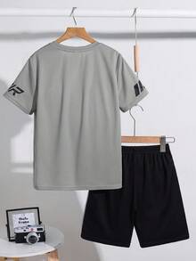 SHEIN 2件套青少年男童拼接运动纹理竖条纹图案短袖T恤和短裤套装 - 灰色 - 查看 2