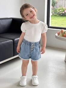 SHEIN Genkimix Kids 1件女嬰淺藍色水洗牛仔短褲，夏季新款毛邊設計，彈性腰頭，柔軟舒適優質棉牛仔短褲，附1顆裝飾鈕扣，適合日常出遊、旅行、度假、戶外活動 - 藍色 - 查看 6