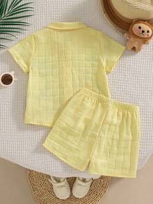 SHEIN Vintaside Kids 纹理衬衫和短裤街头时尚幼儿男童套装 - 黃色 - 查看 2