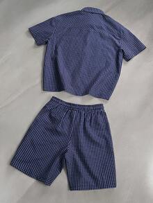 STYNVO Bộ áo sơ mi và quần short nam mùa hè phong cách casual đi chơi & đi làm, dáng rộng, họa tiết thêu chữ, vai trễ - Xanh và trắng - Xem 3