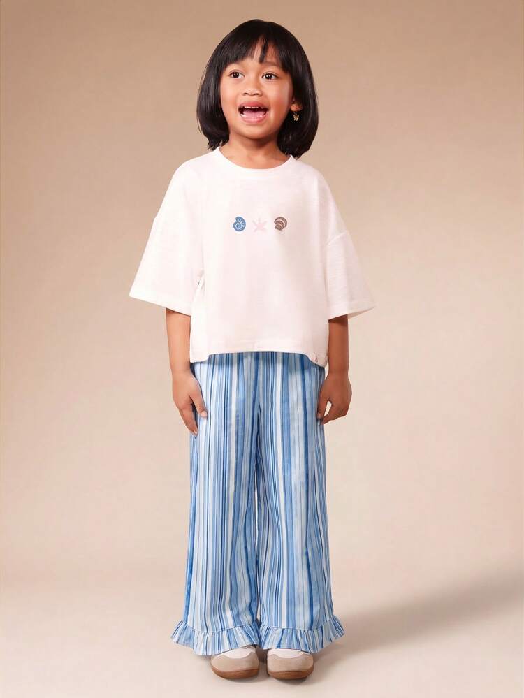 Conjunto Coordenado Feminino com Estampa de Conchas Oversized, Camiseta Gola Careca e Calça Pantalona Listrada com Babados, Praia de Verão