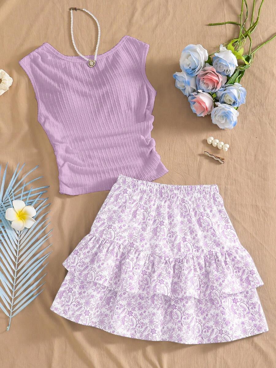 SHEIN Elladie kids 这款少女两件套套装包含一件时尚休闲的舒适弹力提花紫色圆领套头背心,搭配同色系双层蛋糕裙。背心的腰部和下摆采用褶裥设计,打造优雅整体造型。这款高品质套装适合日常穿着,也适合度假、旅行和聚会等场合,是春夏的理想之选。 - 紫色 - 查看 1