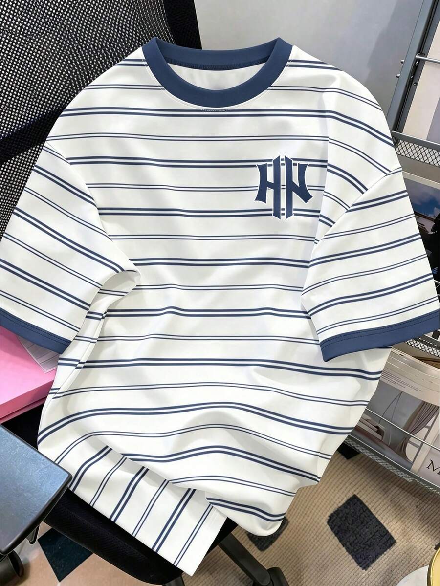 Manfinity Hypemode Áo thun cổ tròn tay ngắn kẻ sọc xanh trắng kiểu Mỹ cổ điển với logo NY, áo thun in hình phong cách đường phố, áo thun unisex, phù hợp cho mặc hàng ngày, đi nghỉ mát và mặc thường ngày. - Nhiều màu - Xem 1