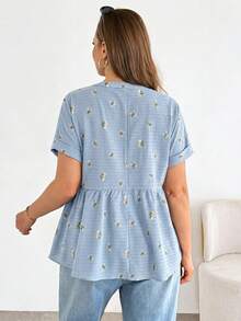 SHEIN Essnce Áo nữ cỡ lớn thời trang xuân/hè, kiểu dáng thường ngày, rộng rãi, thoải mái, đa năng, cổ chữ V, chất liệu vải dệt hoa, tay ngắn, tôn dáng, thích hợp mặc hàng ngày, áo kiểu nữ, trang phục mùa hè, trang phục đi nghỉ mát, trang phục mùa hè kiểu châu Âu. - Màu xanh nhạt - Xem 2