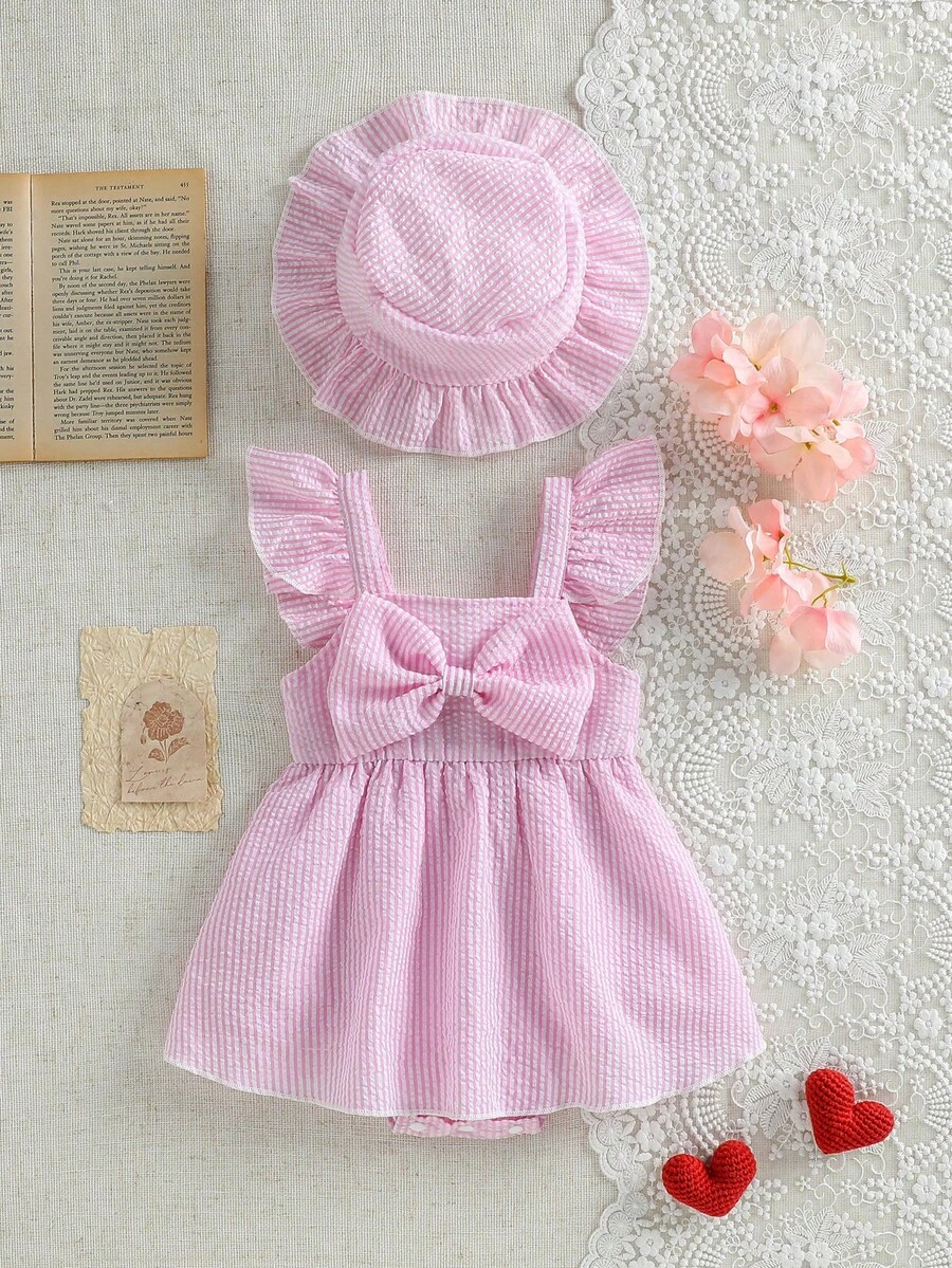 SHEIN 新生女嬰0-3歲可愛夏季度假粉白條紋連身裙套裝,附太陽帽,3D蝴蝶裝飾、泡泡紋理與荷葉邊飾 - 粉色 - 查看 1
