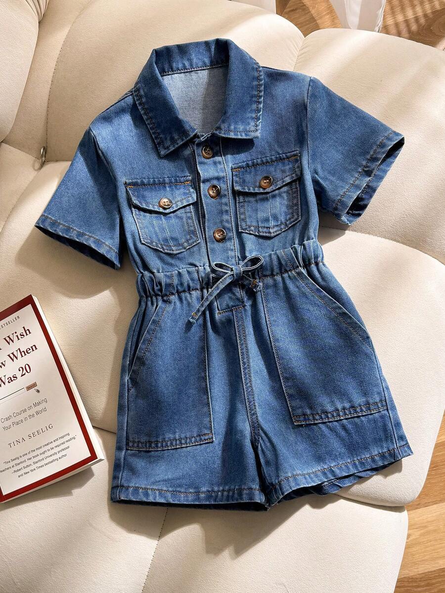 SHEIN 女童牛仔连体裤,夏季新款休闲时尚翻领短袖设计,弹性抽绳腰带可调节高腰,适合日常穿着、外出、度假、家庭旅行,浅蓝色柔软牛仔棉休闲百搭,可搭配凉鞋、平底鞋等。 - 藍色 - 查看 1