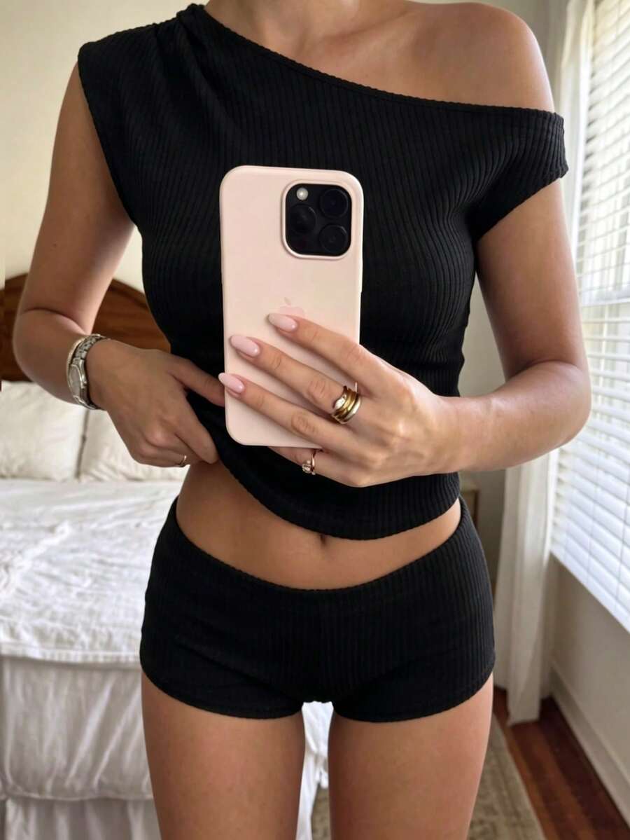Slouenne Slouenne 春夏辣妹新款街頭風設計薄羅紋布料不對稱領口迷你短褲套裝,百搭女款兩件式穿搭,適合多種場合 - 黑色 - 查看 1