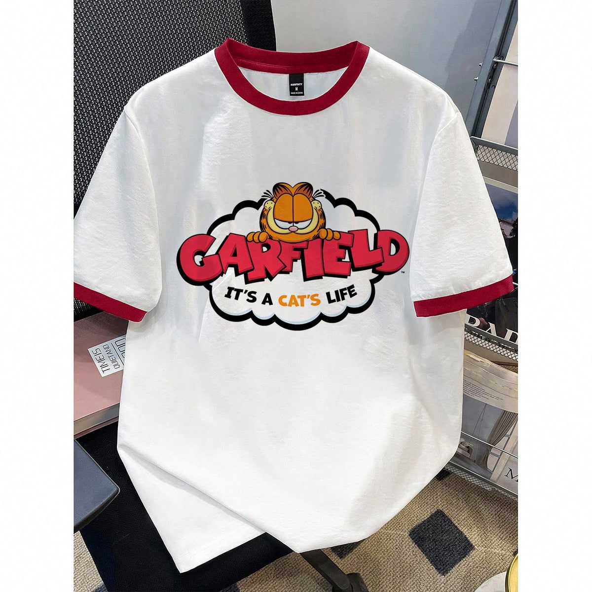 Camiseta de manga corta con cuello redondo, estampado de letras de dibujos animados y color contrastante para hombres