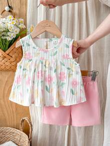 SHEIN Vintaside Kids 这款女婴春夏套装采用白色纯色提花面料，圆领无袖百褶裙式背心搭配彩色印花上衣，下身则为粉色弹力短裤，设计舒适简约。两件套风格休闲优雅，散发着法式乡村风情。宽松的版型适合日常外出、花园漫步、野餐、休闲放松以及参加派对等各种场合。 - 淺粉色 - 查看 4