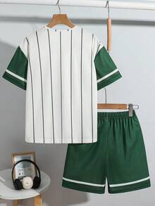 SHEIN 2件組兒童青少年男孩綠色與白色條紋夏季街頭風校園開學巴西短袖棒球衫與運動短褲套裝 - 彩色 - 查看 5
