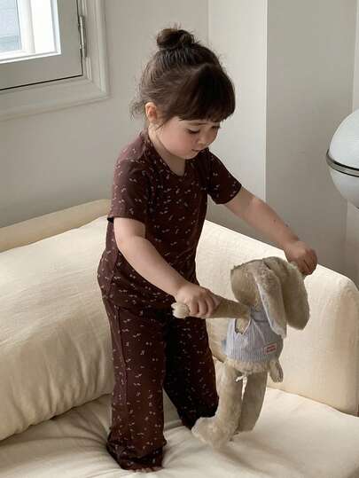 DAZY Bộ đồ ngủ 2 món thoải mái cho bé gái, gồm áo thun ngắn tay và quần legging in họa tiết toàn thân.