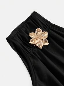 SHEIN 少女休闲度假甜美纯色不对称设计金属花朵丝带装饰无袖褶皱修身迷你连衣裙，Y2K年轻时尚，适合夏季度假、返校、假日家庭户外野餐、日常穿着、春夏、毕业派对、生日派对，黑色连衣裙 - 黑色 - 查看 7