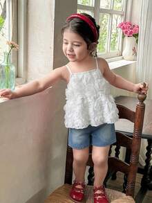 SHEIN 2pcs/Set Pakaian Kasual Manis dan Imut untuk Bayi Perempuan, Atasan Tank Top Jala Berkerut Motif Mawar + Celana Pendek Denim Longgar, Cocok untuk Kehidupan Sehari-hari, Jalan-jalan, Bepergian, dan Liburan - Putih - View 3