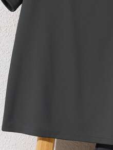 SHEIN 2 pièces Ensemble de t-shirt col rond kaki et pantalon pour garçon préadolescent, style sport décontracté, avec décoration rétro. Convient pour les tenues d'enfants, les vêtements de garçon pour la rentrée scolaire. Adapté pour les fêtes d'anniversaire, les soirées, les représentations, les mariages, les baptêmes, les cérémonies d'ouverture. Convient pour un usage quotidien, l'école, les voyages, les sports, les saisons de printemps et d'été. Fête des mères/Maman et moi - Gris foncé - Voir 7