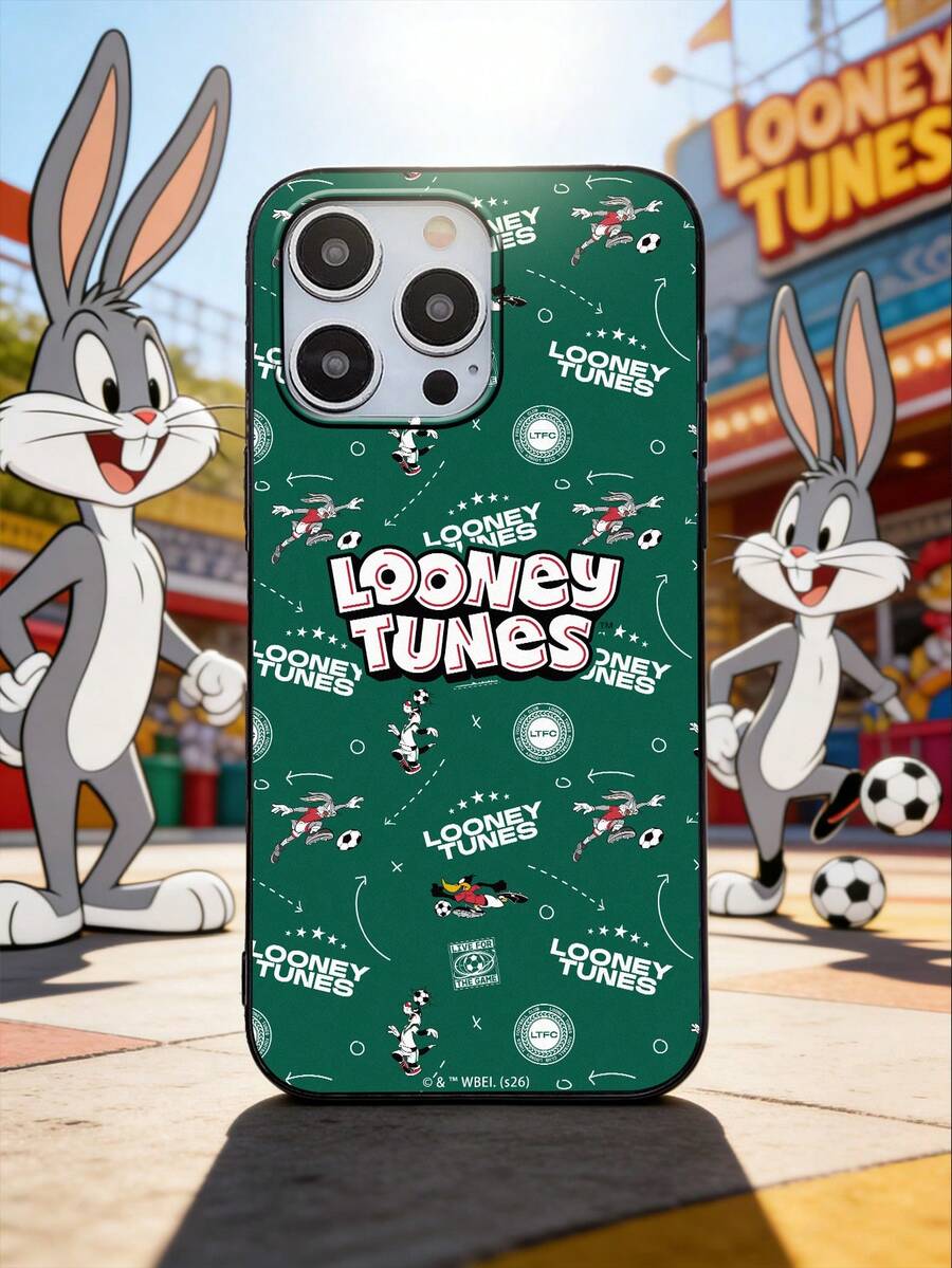 LOONEY TUNES X SHEIN 1个乐一通全印花足球主题手机壳,深绿色底,饰有兔八哥和达菲鸭图案,醒目的乐一通字样,兼容iPhone和Galaxy手机壳,兼容iPhone 17 Pro Max/13/14/15/16/17和Galaxy S25 Ultra,卡通运动手机配件,快速发货 - 綠色 - 查看 1