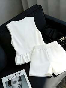 SHEIN Franclia Phong cách thanh lịch, cổ điển, giản dị, sang trọng, thích hợp cho kỳ nghỉ, thời trang đa năng, quyến rũ, thành thị, công sở, đi làm, vui tươi, hẹn hò ngày Valentine, tiệc tùng, đi biển. Bộ 2 món áo tank top và quần short nữ không tay, cổ tròn, thắt nơ, in kỹ thuật số. - trắng - Xem 2